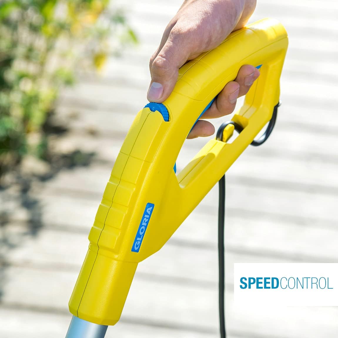 GLORIA MultiBrush speedcontrol – Elektrische Reinigungsbürste, Terrassenreiniger & Fugenbürste für Stein, Holz & Fugen, Rasentrimmer, Rasenkantenschneider & Unkrautbürste, inkl. 2 Aufsätze