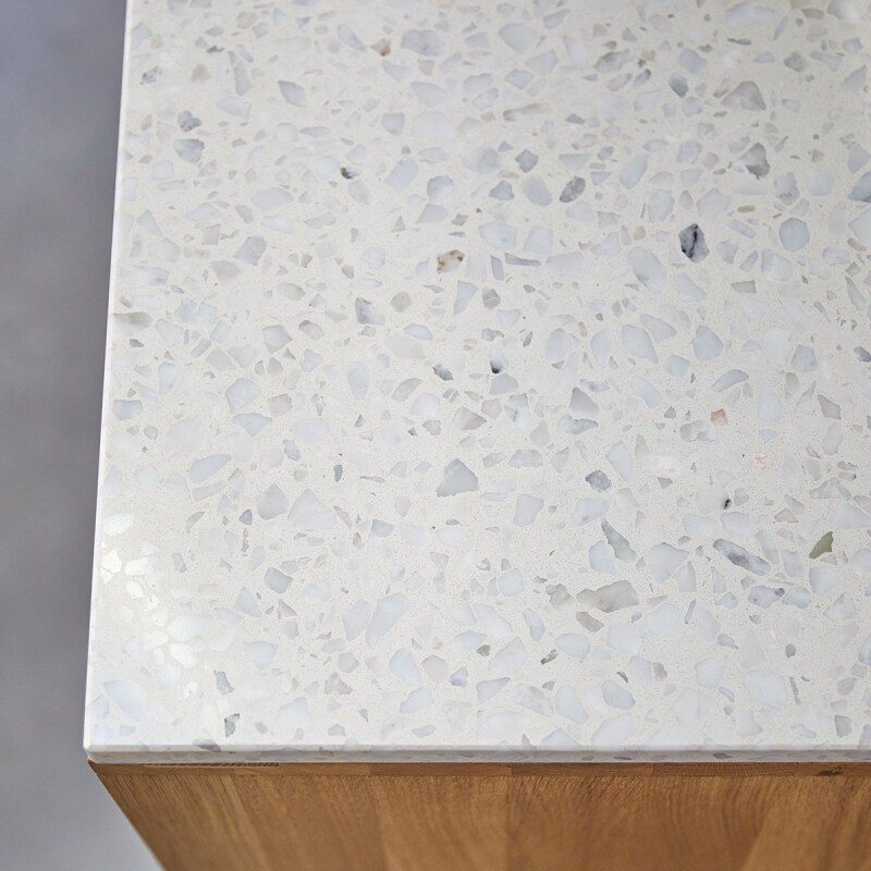 Bibliothèque basse en chêne massif et terrazzo premium White Miho