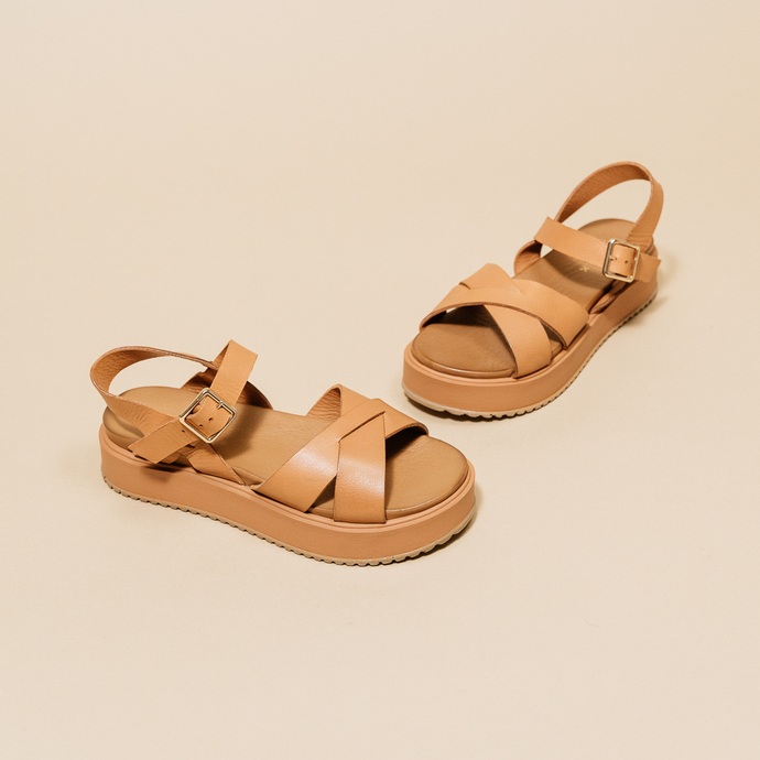 Sandales à plateformes et brides entrelacées  en cuir cognac