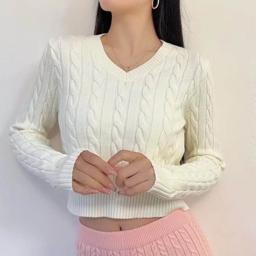 Asiris - Lange mouwen V-hals kabelgebreide crop top