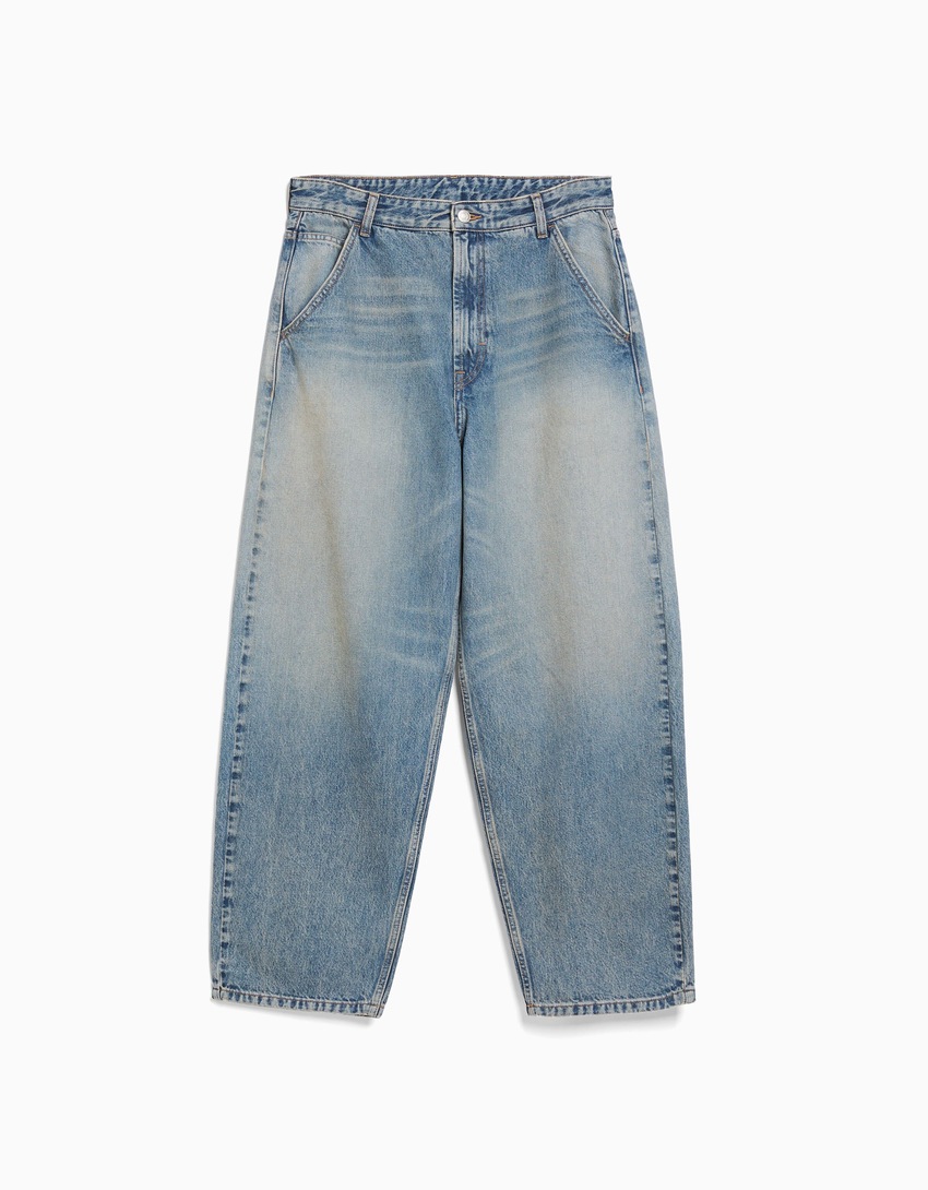 calça jeans estilo skater com efeito desbotado
