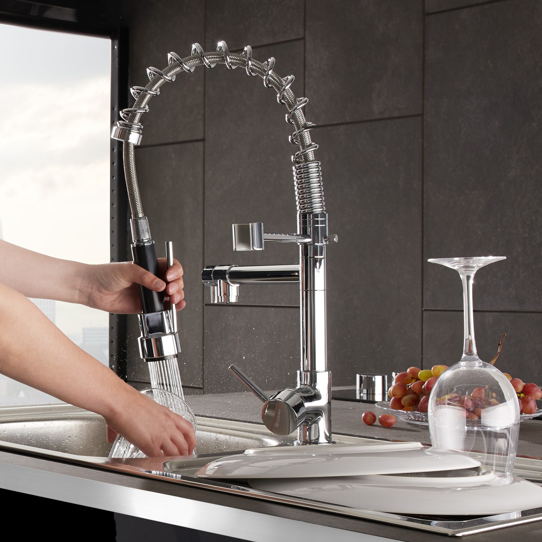 tectake® Küchenarmatur, Hochdruck, 360° drehbar, Wasserhahn, Spiralfeder mit ausziehbarer Brause, inklusive 2 Anschlussschläuche