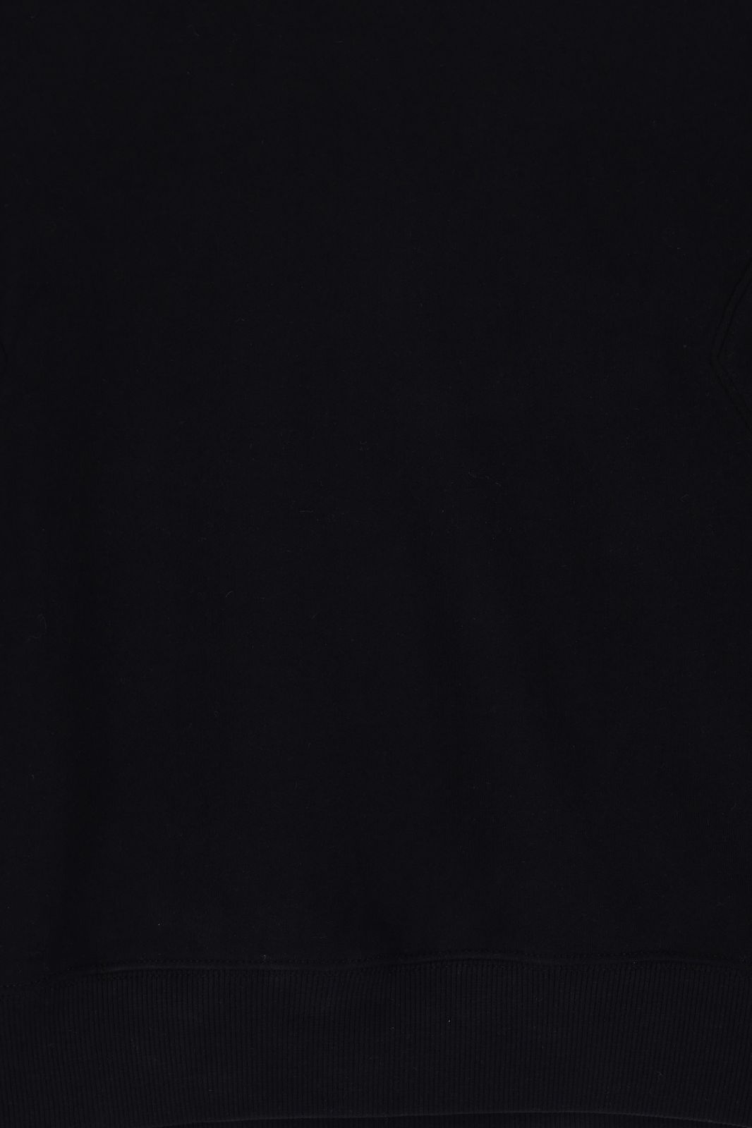 Zwarte sweater met geborduurde mouw