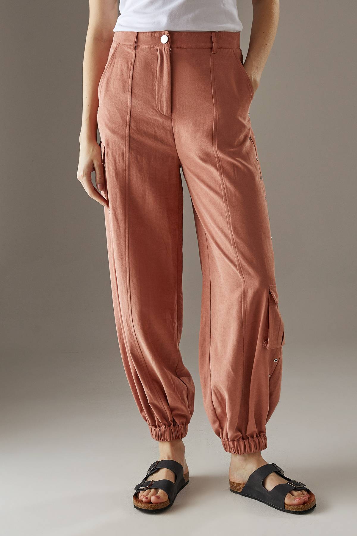 Warehouse Pantalon Utilitaire Satiné Pêche avec Détails Œillets et Revers
