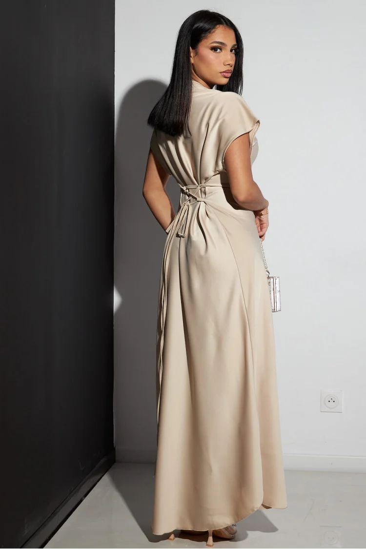 Robe beige satinée manches courtes à noué au dos