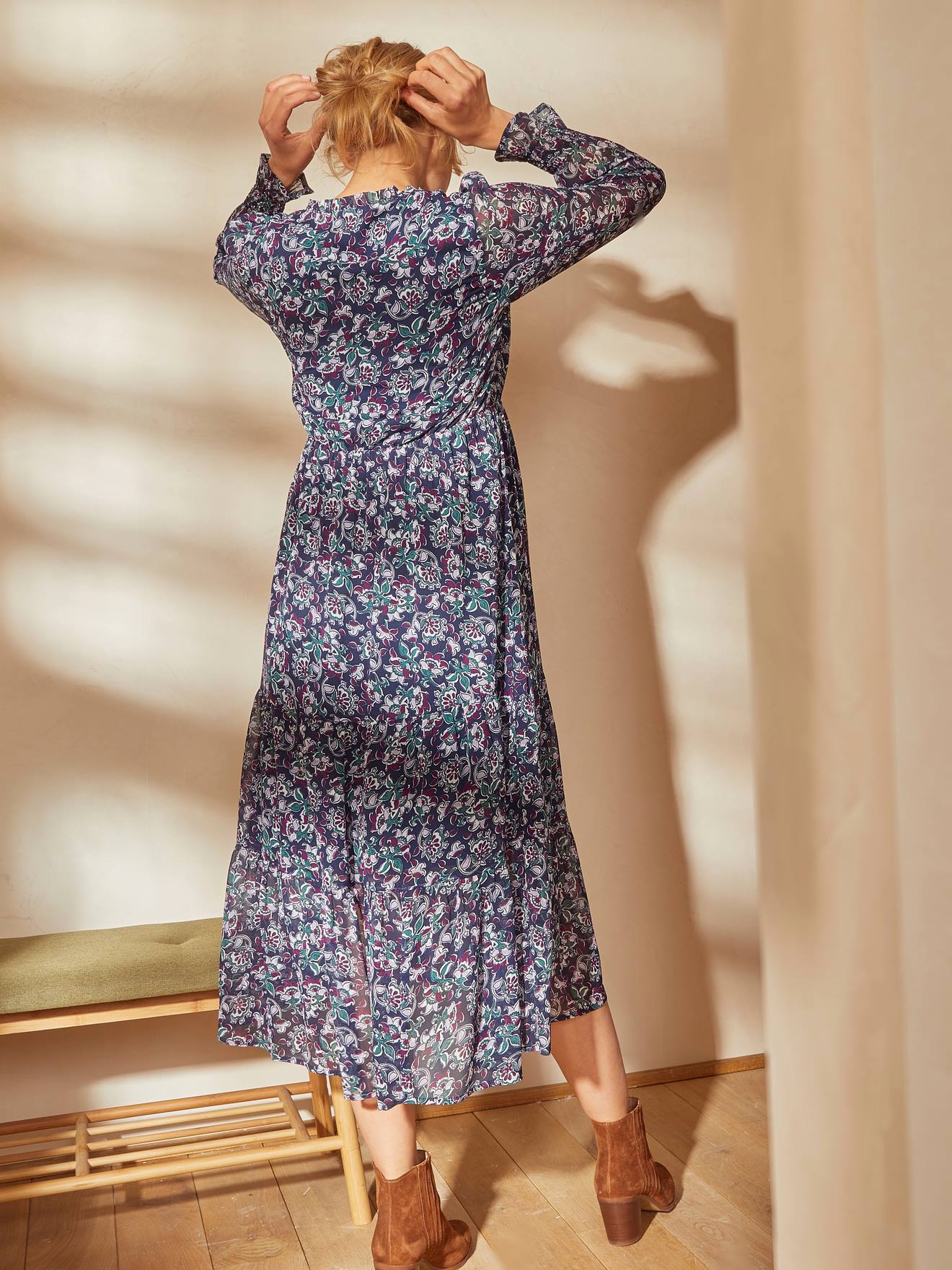 Vestido longo estampado em crepe para gestantes e lactantes, estampa azul médio.