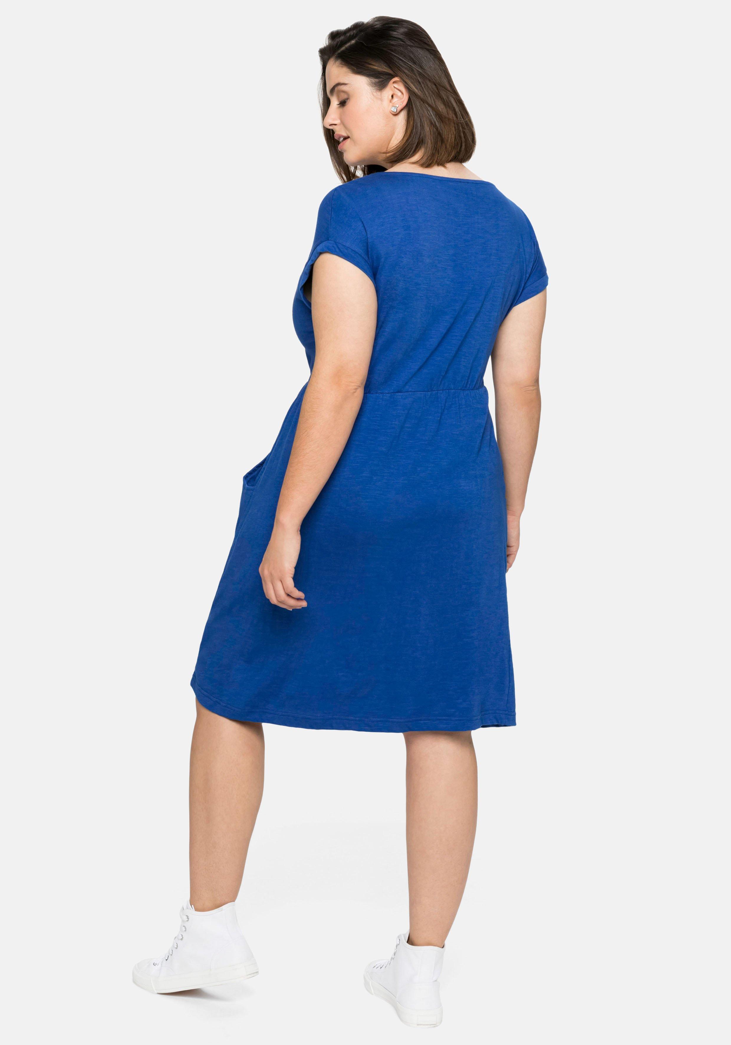 Jerseykleid mit weitem Ausschnitt und Taschen