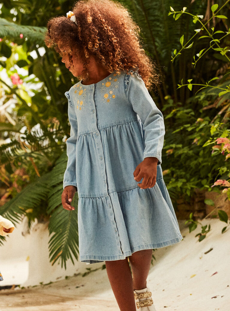 Robe en denim bleu à broderies fleuries