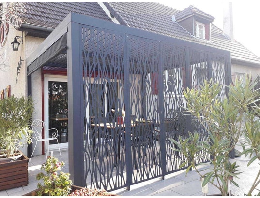 HABRITA - Pergola bioclimatique + rideau manuel côté + panneaux moucha...
