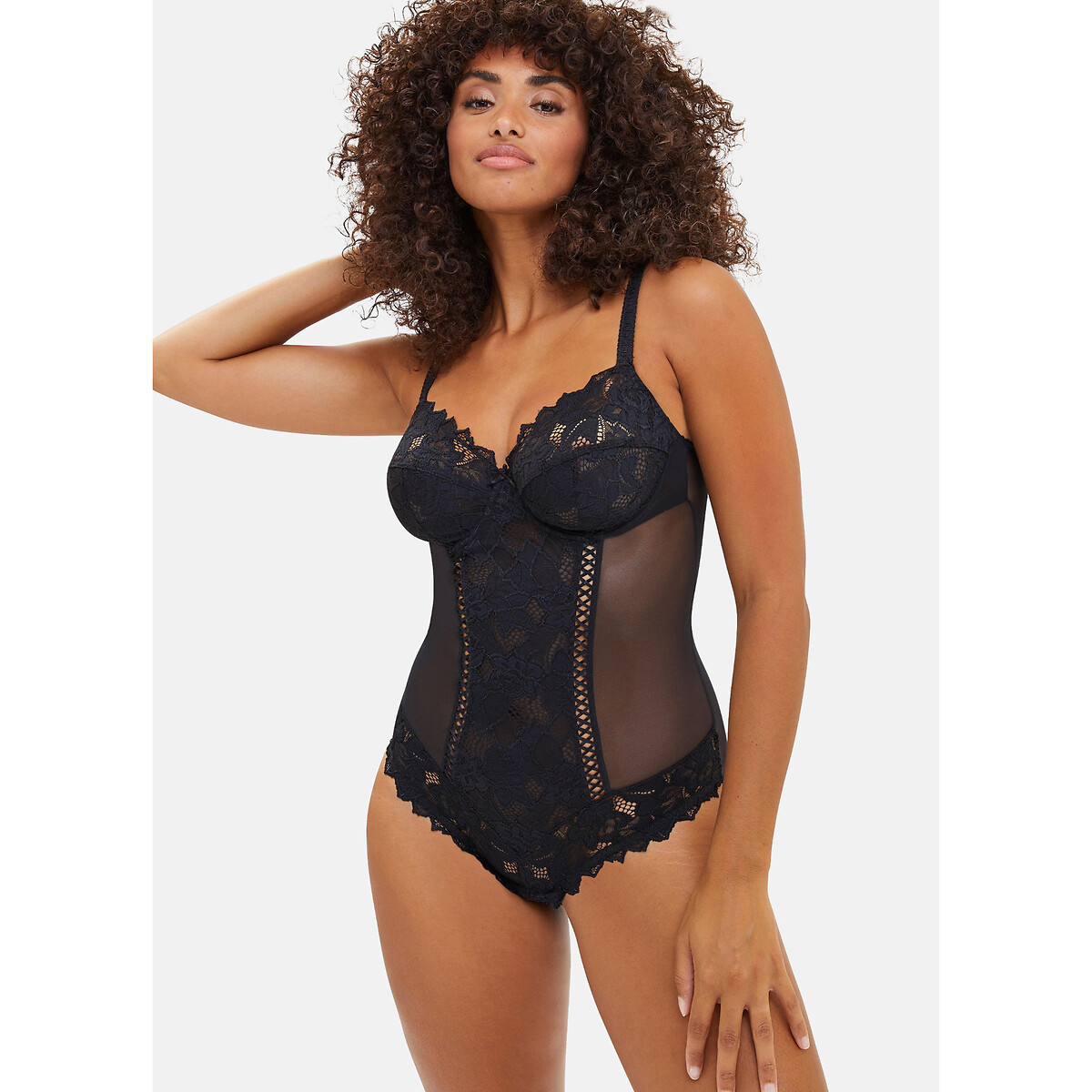 SANS COMPLEXE<br>Envolvendo o corpo em renda Arum