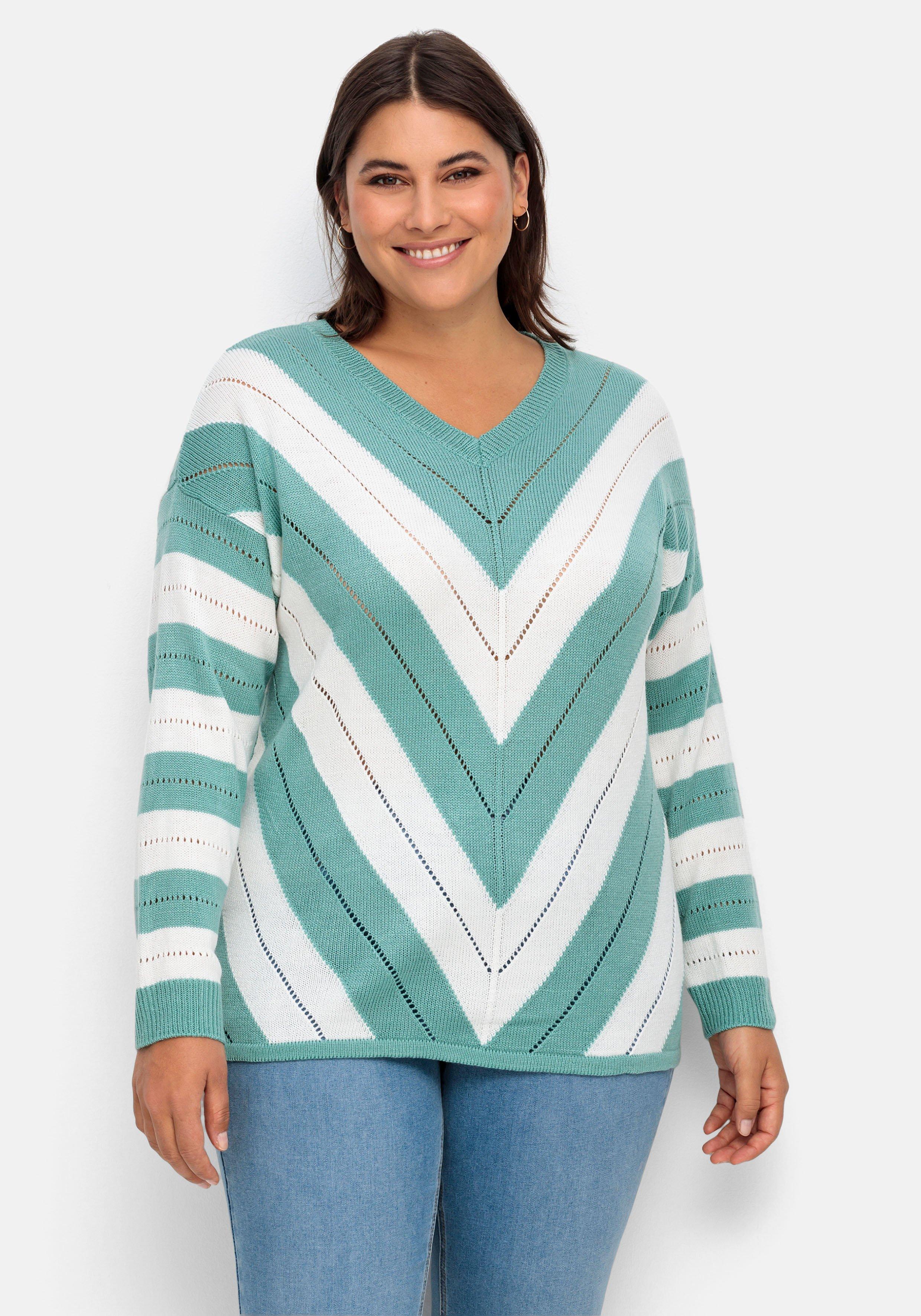 Leichter Strickpullover mit Ajourmuster