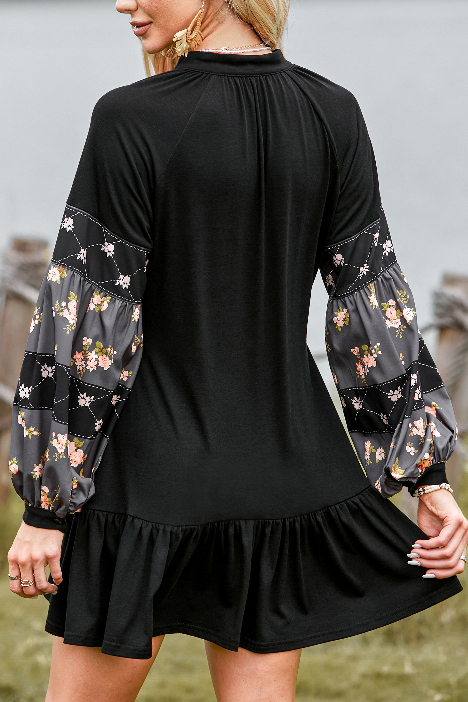 Robe avec col en V et manches bouffantes à volants