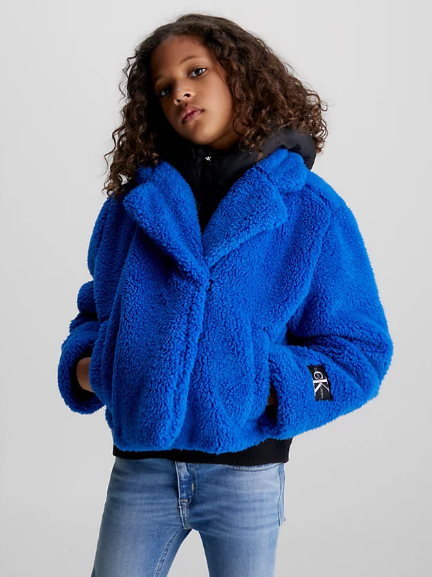 Jaqueta Teddy em camadas
