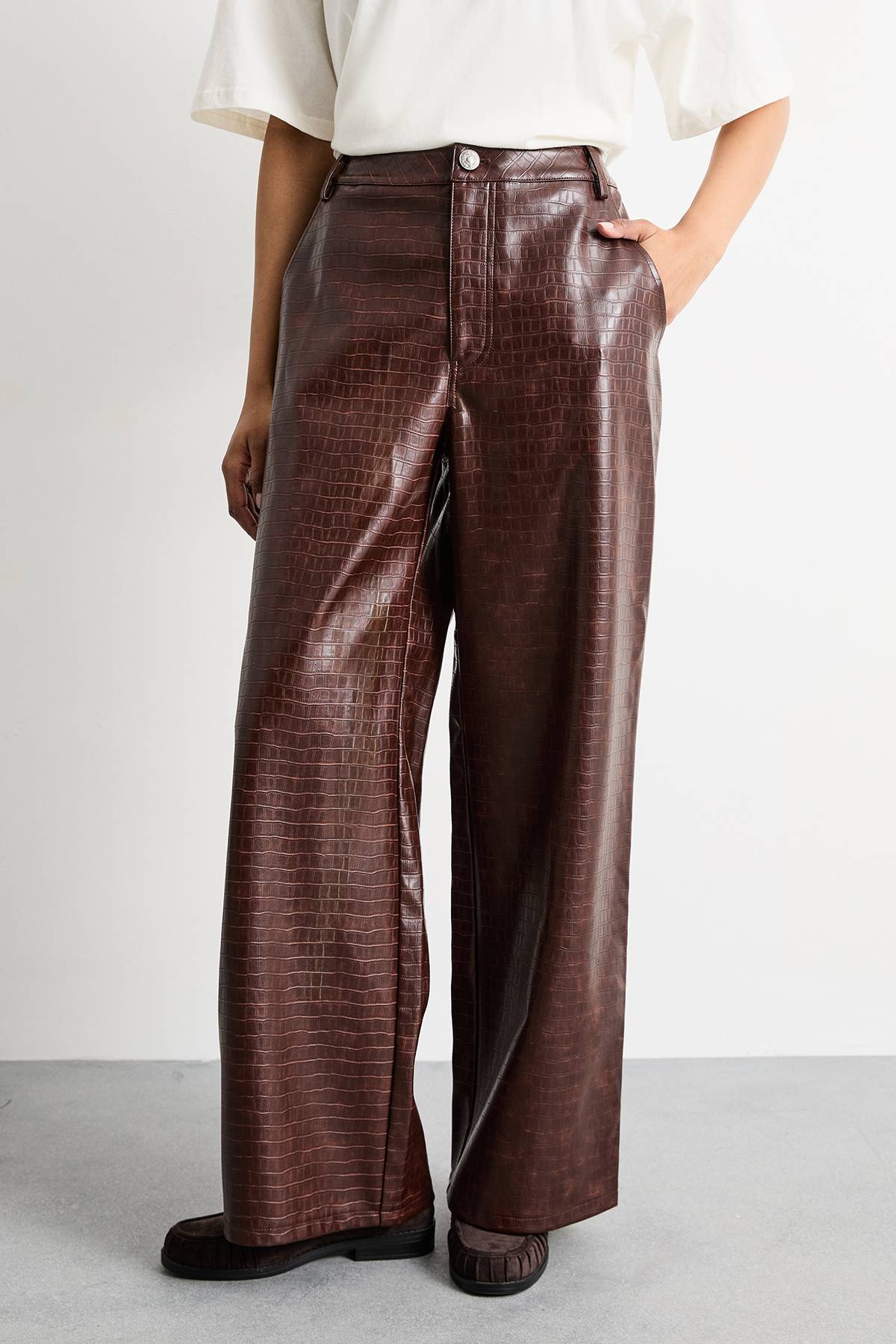 Warehouse Pantalon Droit en synthétique à Effet Crocodile