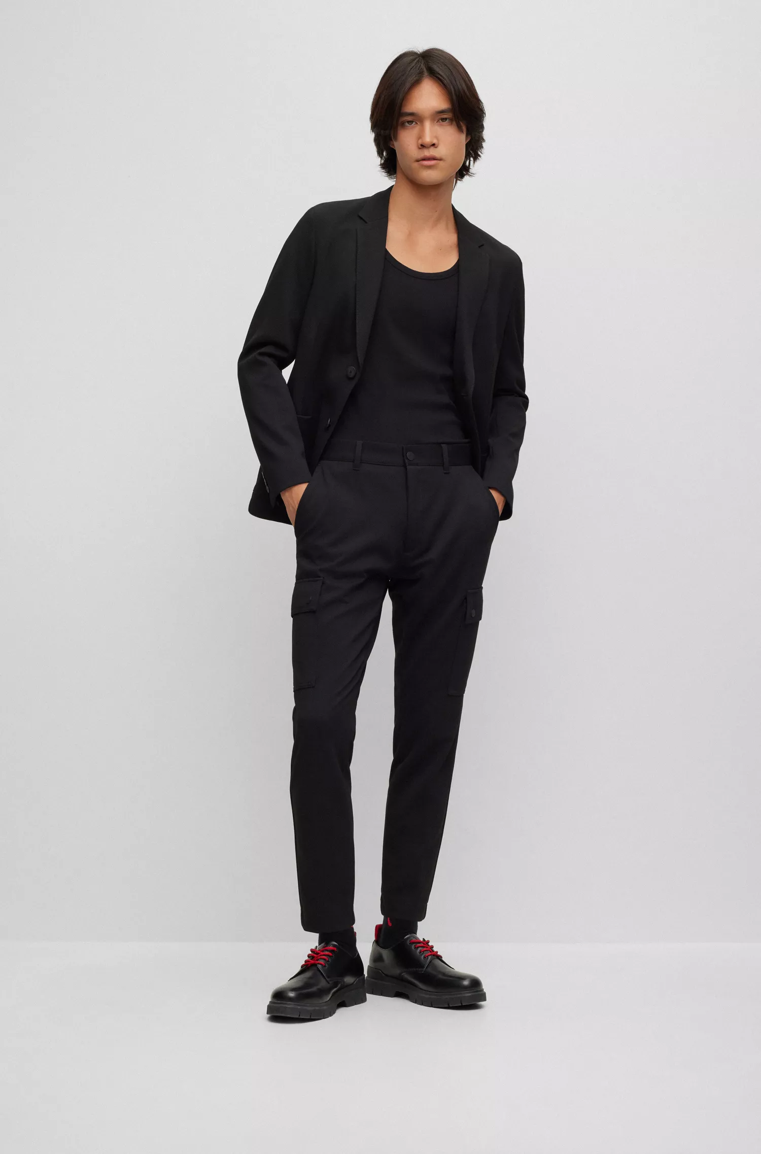 Calça cargo HUGO vermelha, corte slim, em malha estruturada de alta performance com elasticidade.