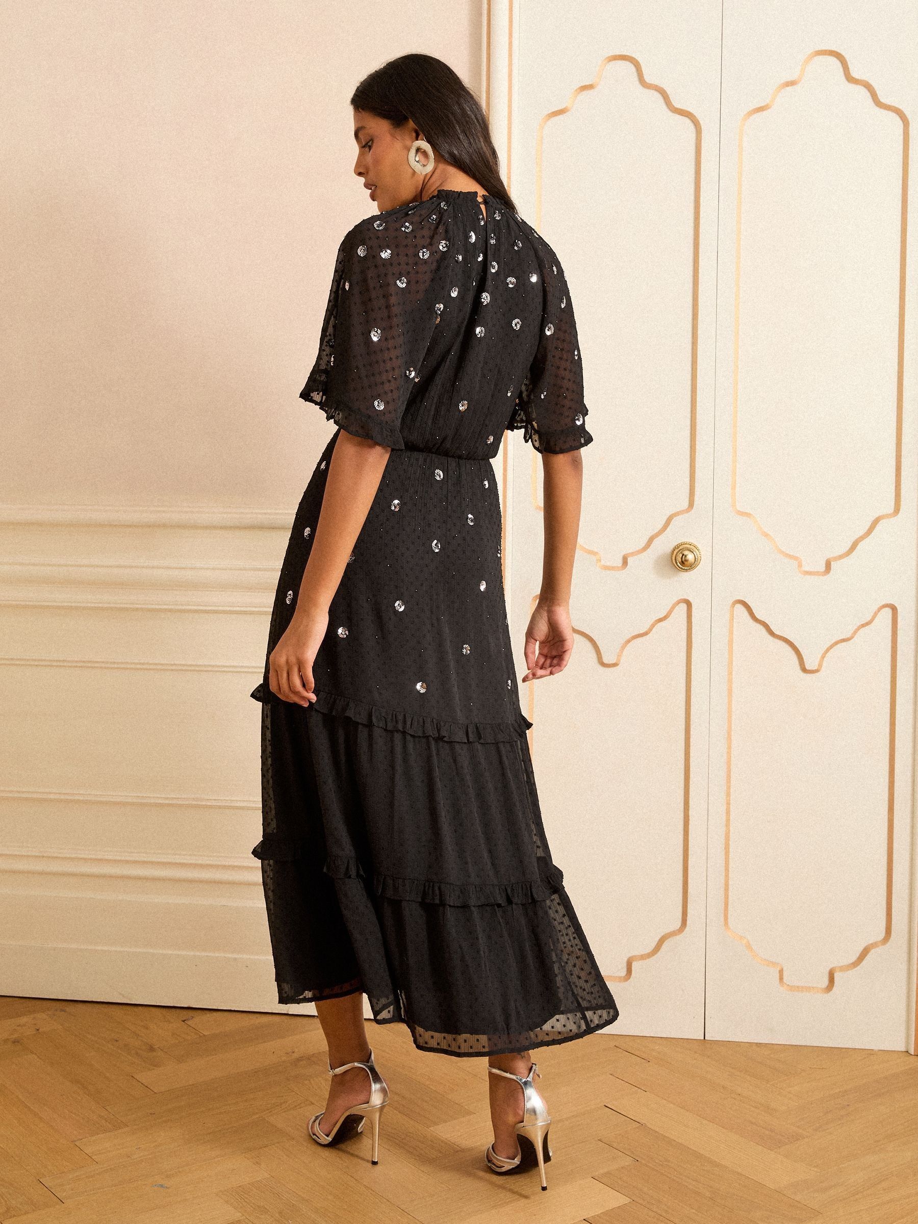 Zwart met sierstiksel - Love & Roses midi-jurk met engelmouwen