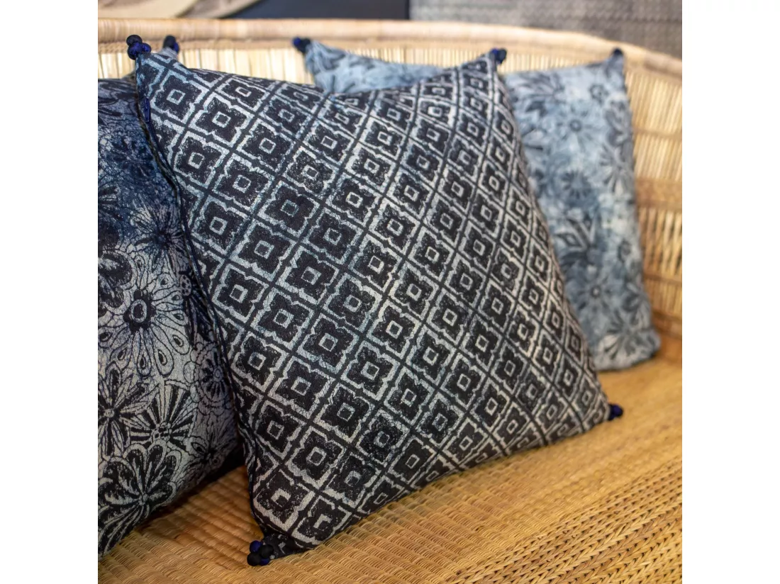 Now's Home - Coussin En Coton Imprime Bleu Et Noir 4 Pompons 45x45 Cm Wild