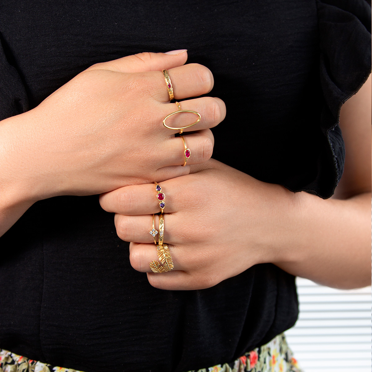 Bague plaqué or jaune martelée pierre imitation rouge