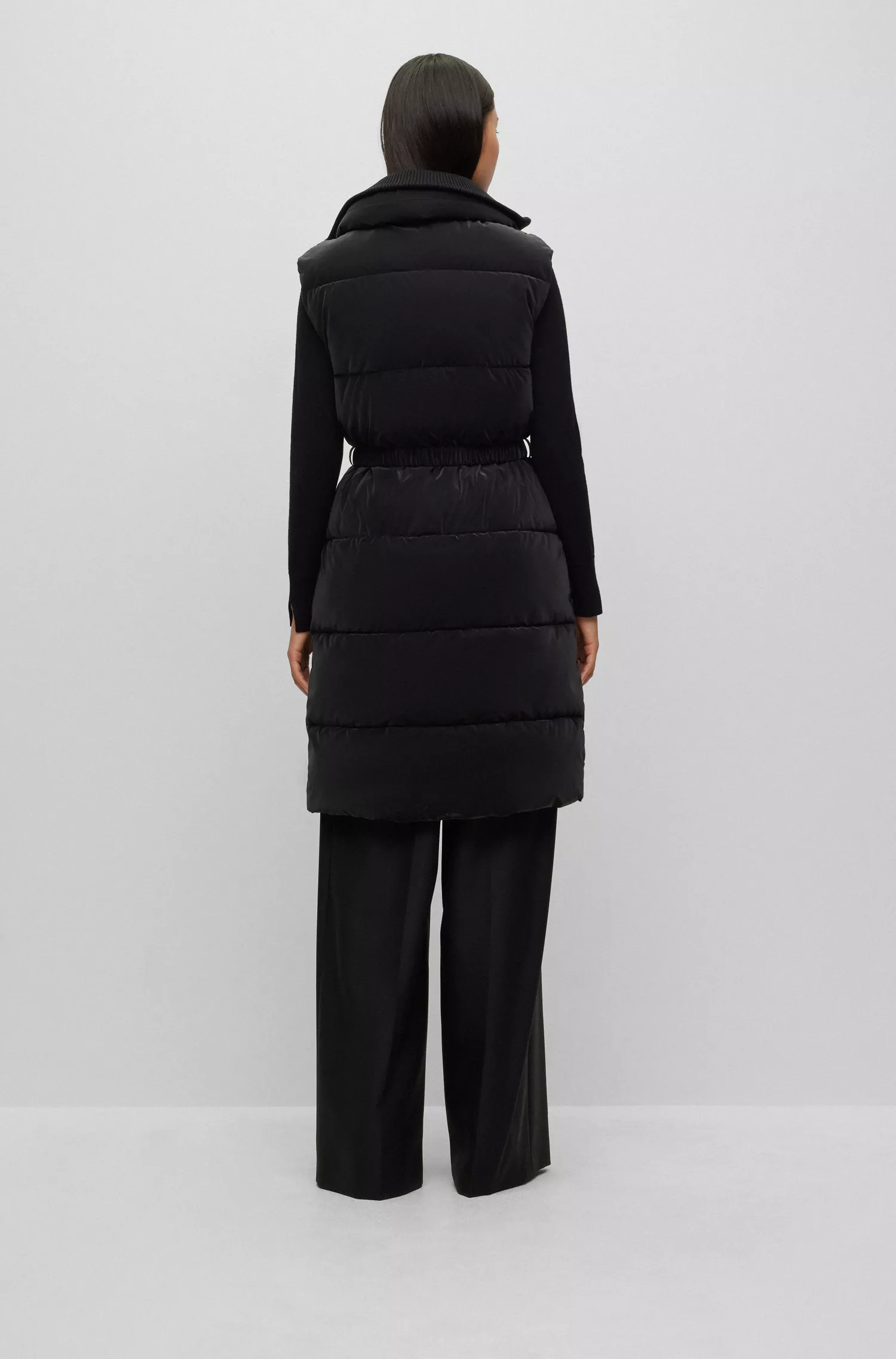 Colete puffer preto longo da BOSS com cinto de fivela