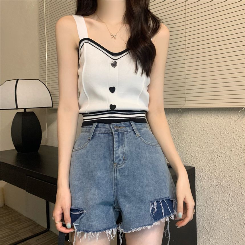 Allinya - Tweekleurige crop top met hartvormige knoopjes
