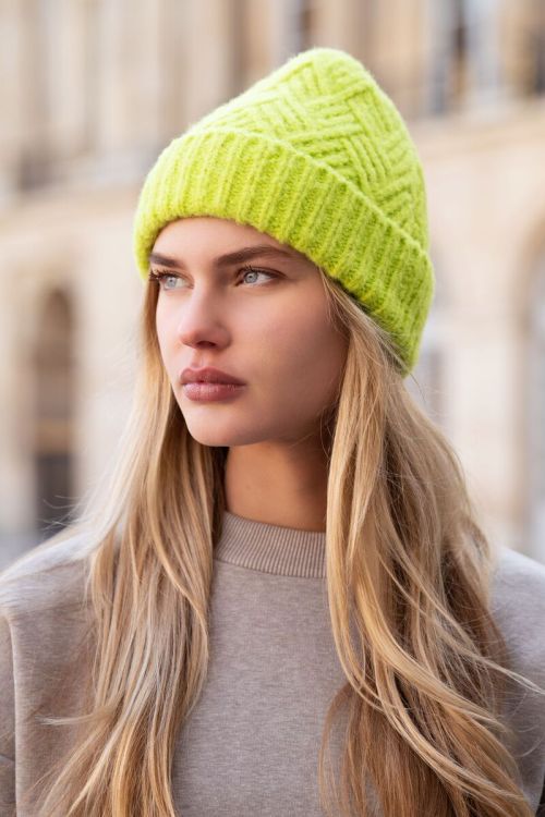 Groene muts met kabels
