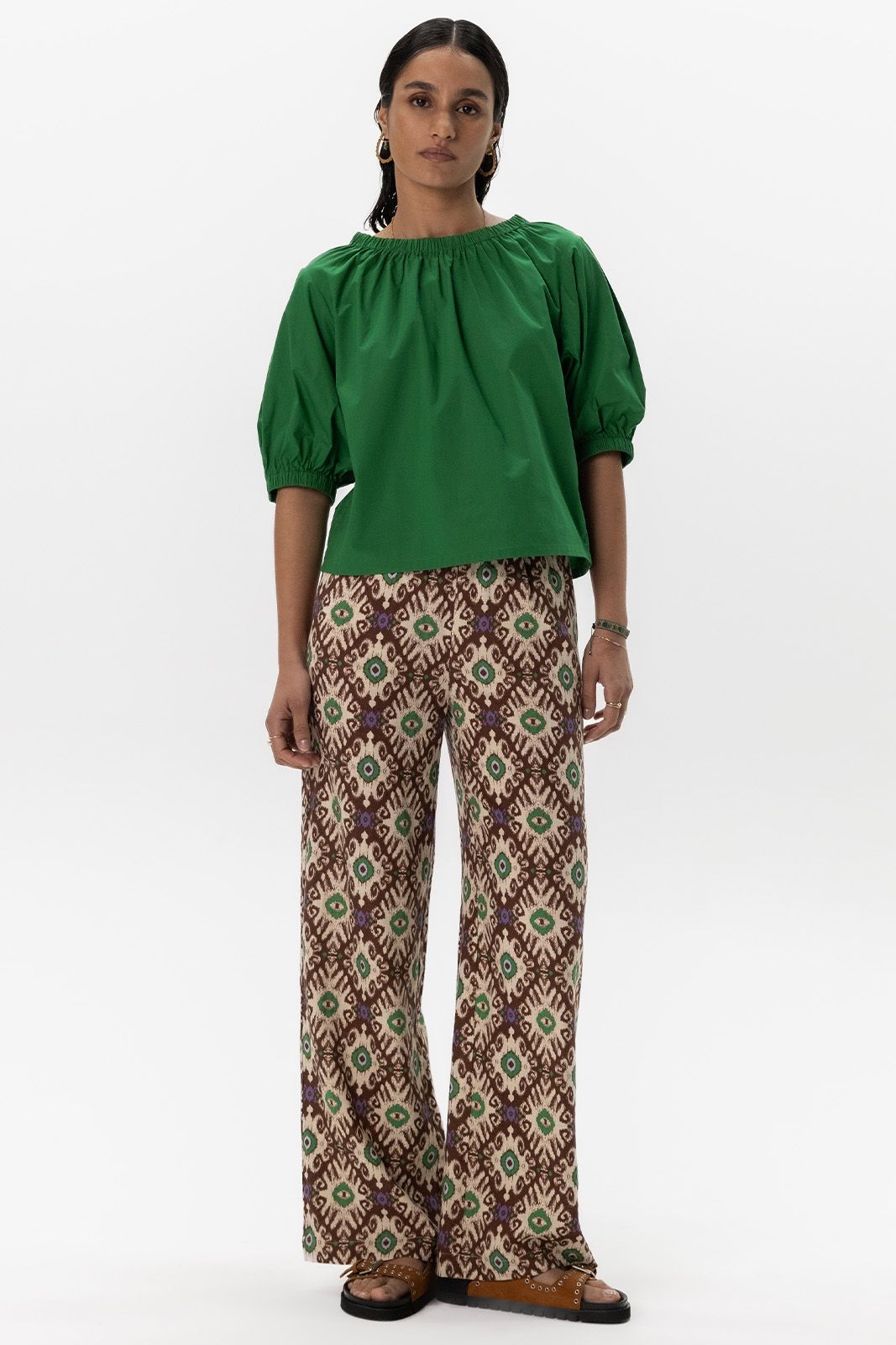 Groene top met strikdetails