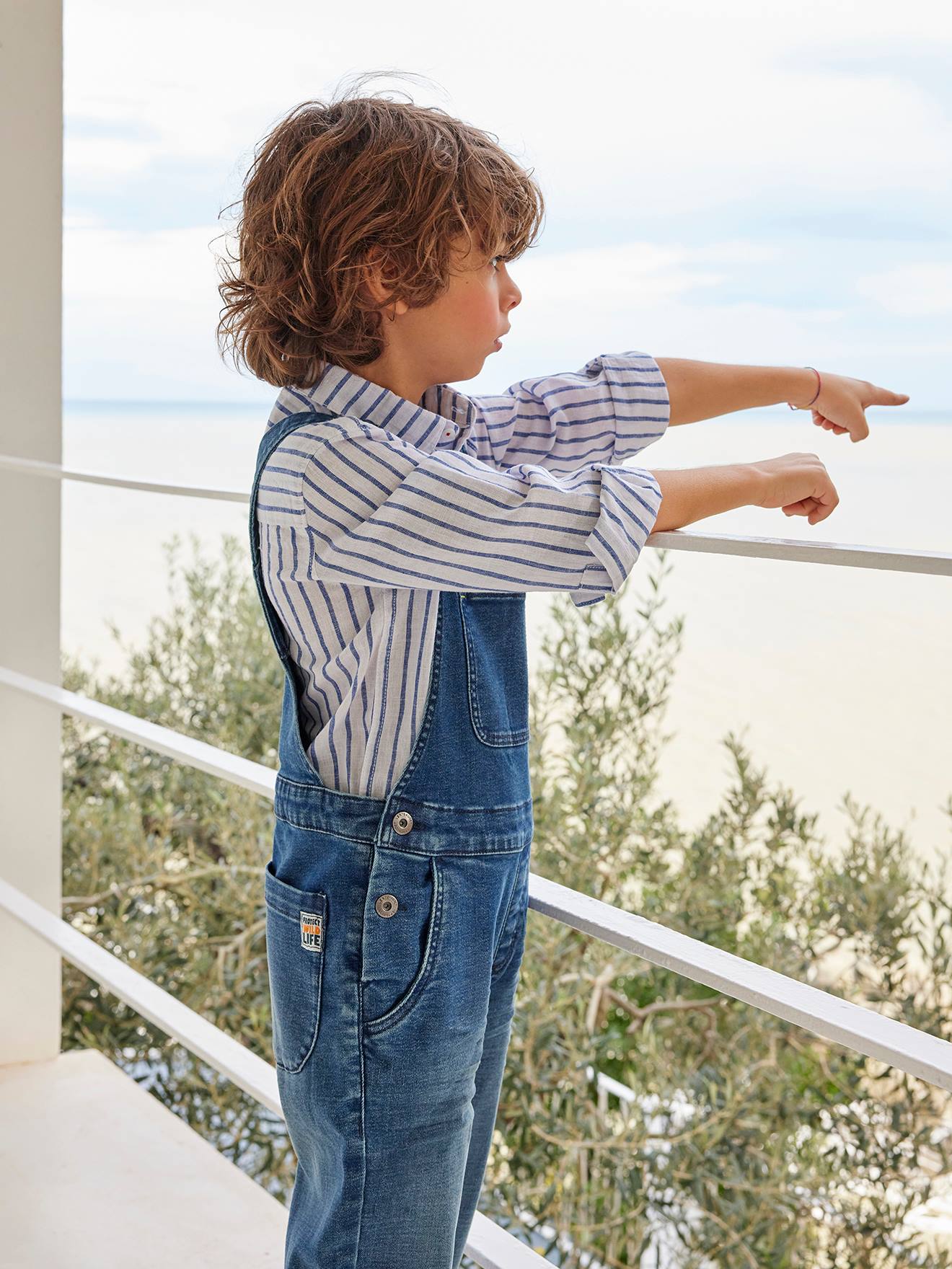 Macacão jeans azul escuro lavado para meninos