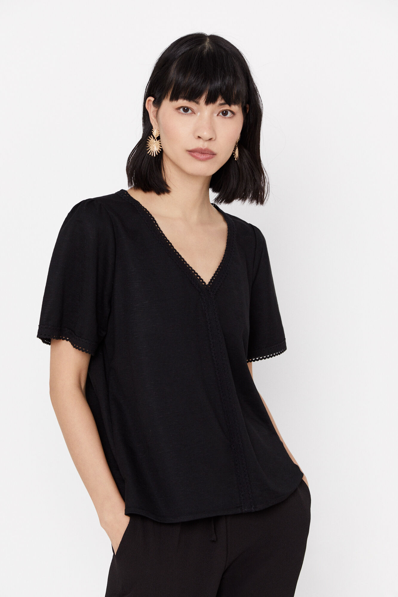 Blusa confortável com bico fino - Preta