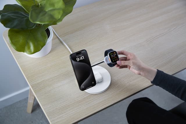 Belkin BoostCharge Pro 3-i-1 Qi2 trådløs ladestation (hvid)