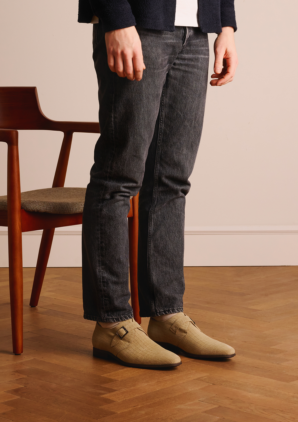 Beige suède gespschoenen met print