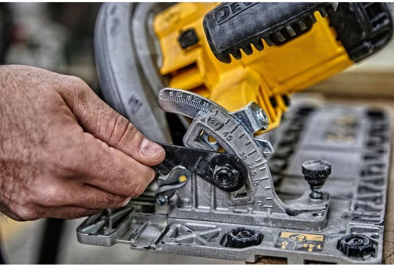 DeWALT Cirkelzaagmachine 1.600W 190mm - Inclusief Koffer en Geleiderail