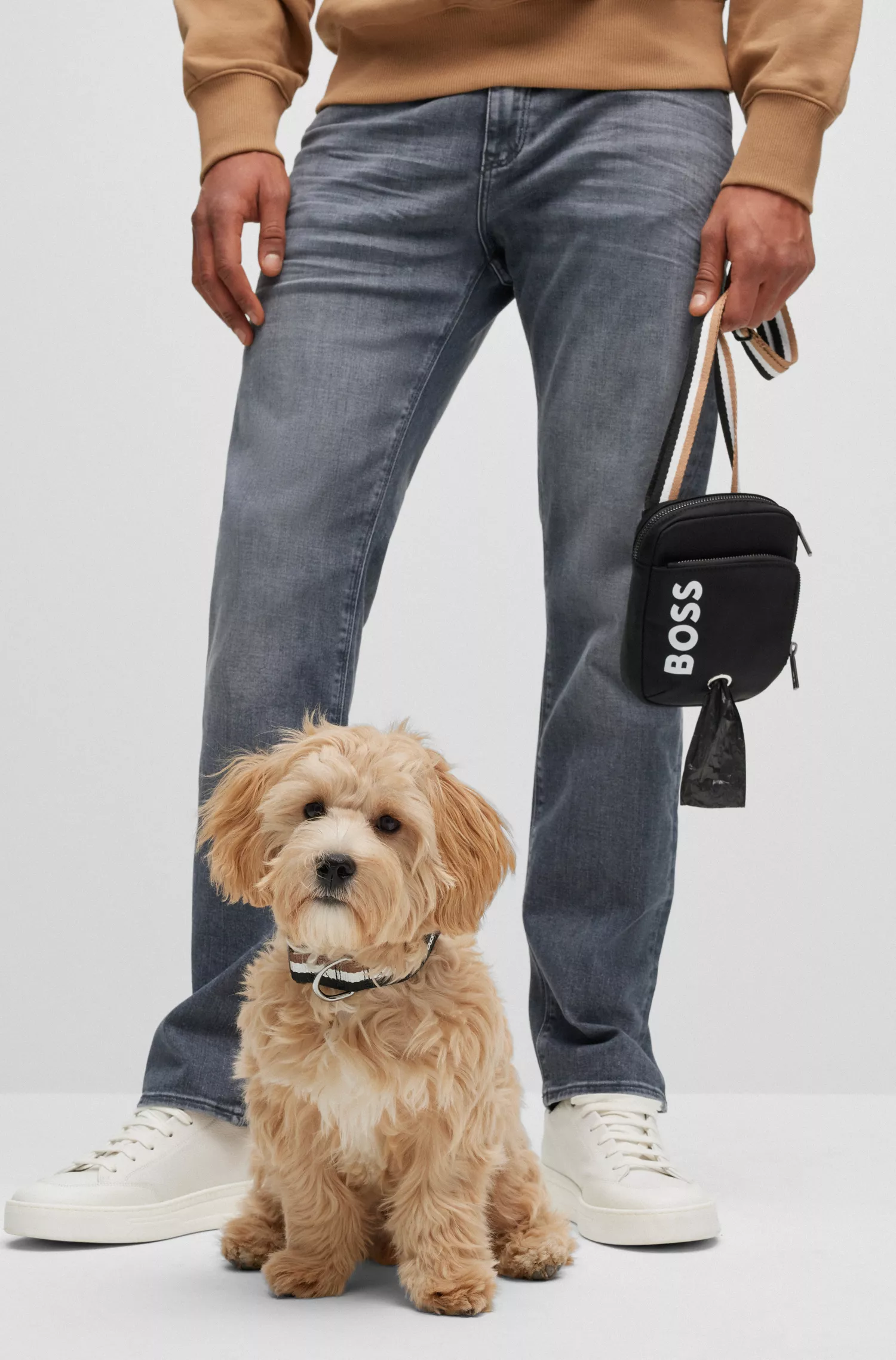 Bolsa transversal preta BOSS para passear com o cachorro, com logotipo contrastante.