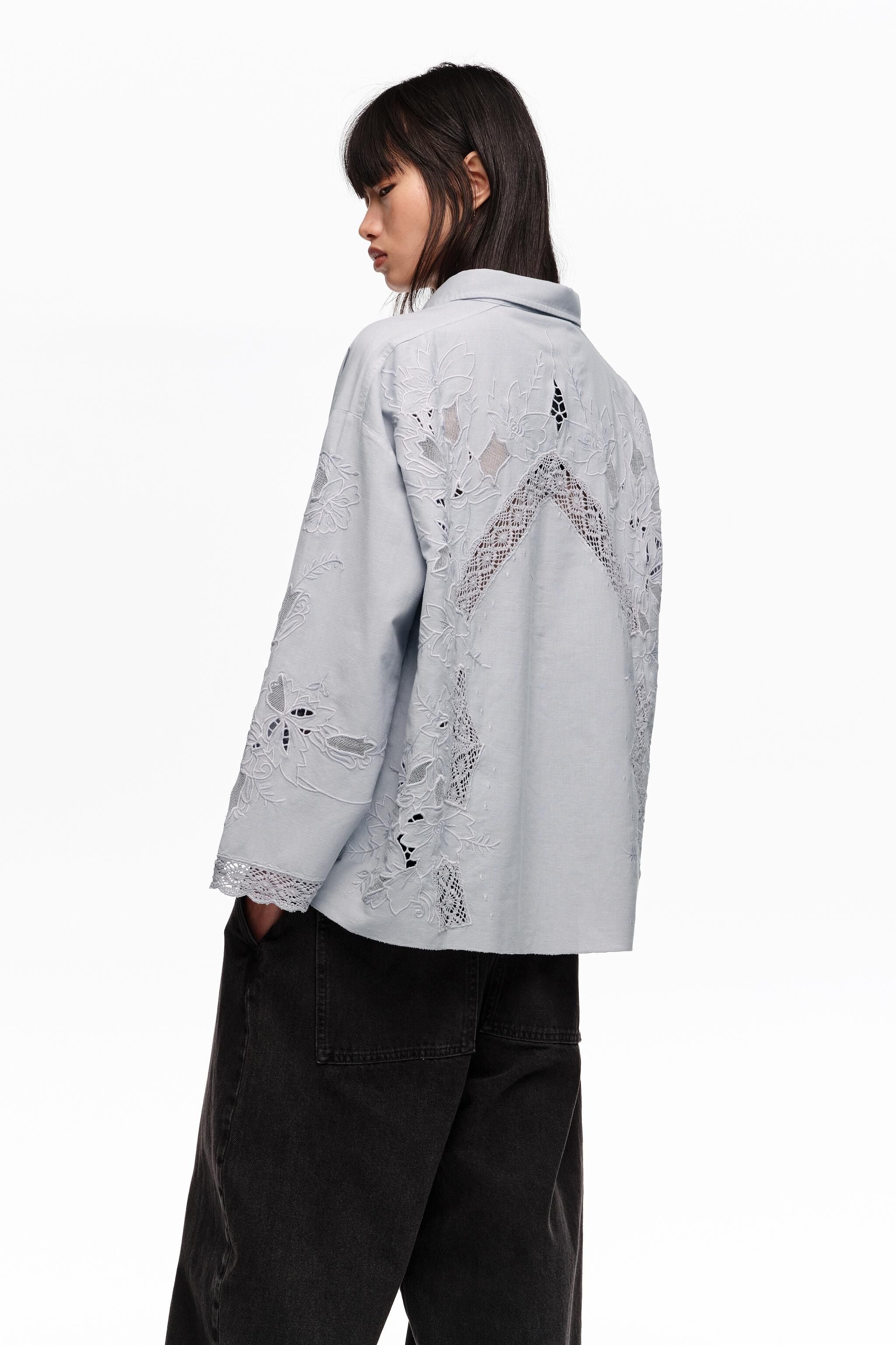 Camisa azul-clara de corte reto com bordado.