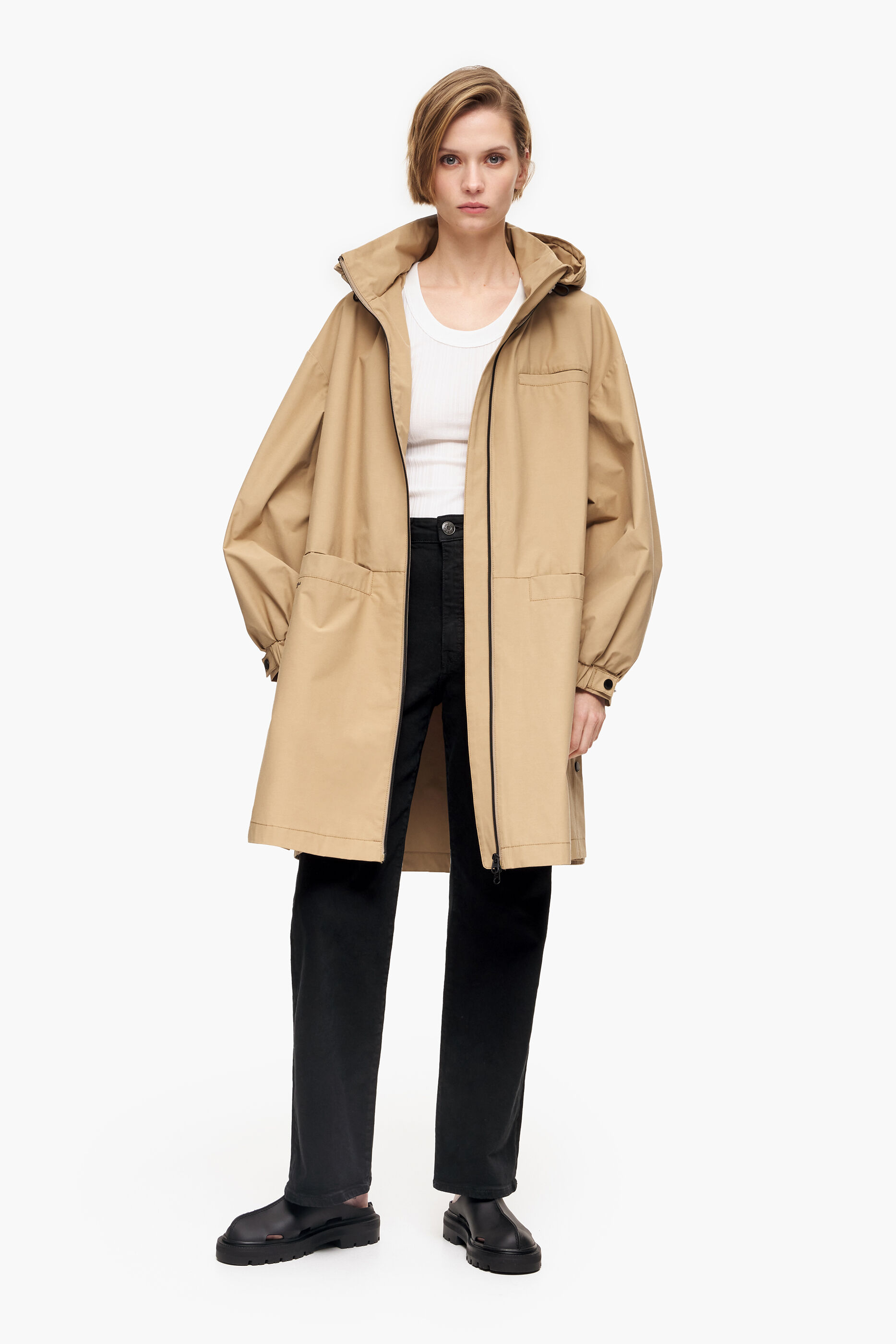 Trench coat cor camelo com boca de sino