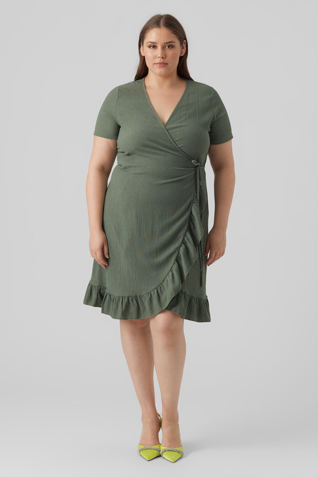 Vestido curto cruzado com salto alto - Verde