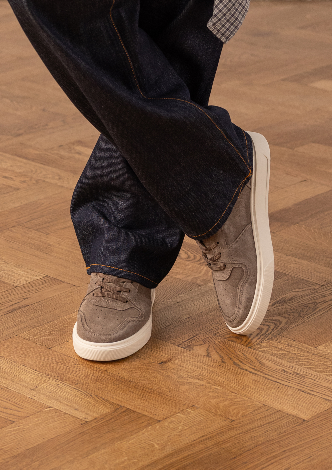 Beige suède sneakers