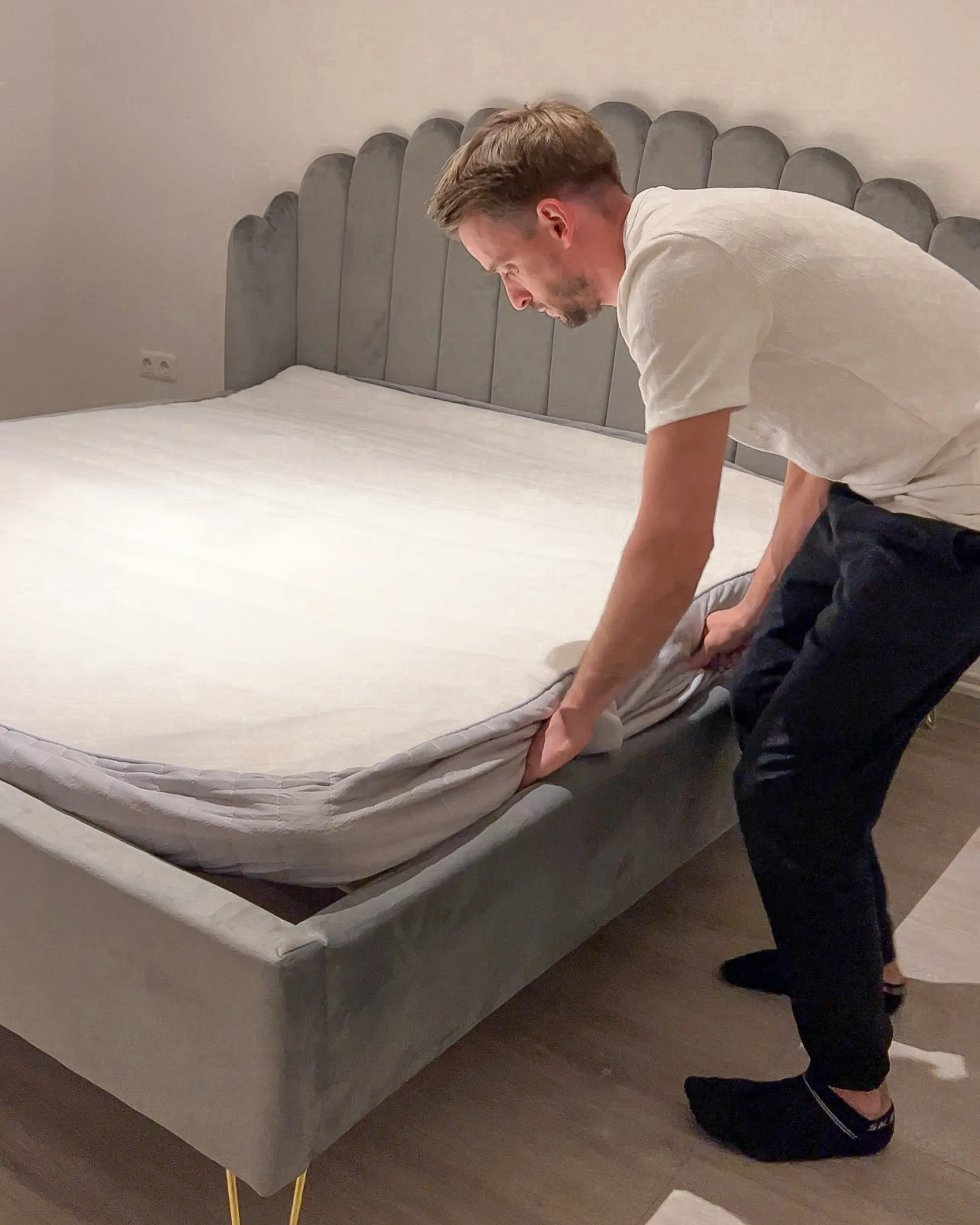 Bed Fluweel AMBILLOU 180 x 200 cm Lichtgrijs