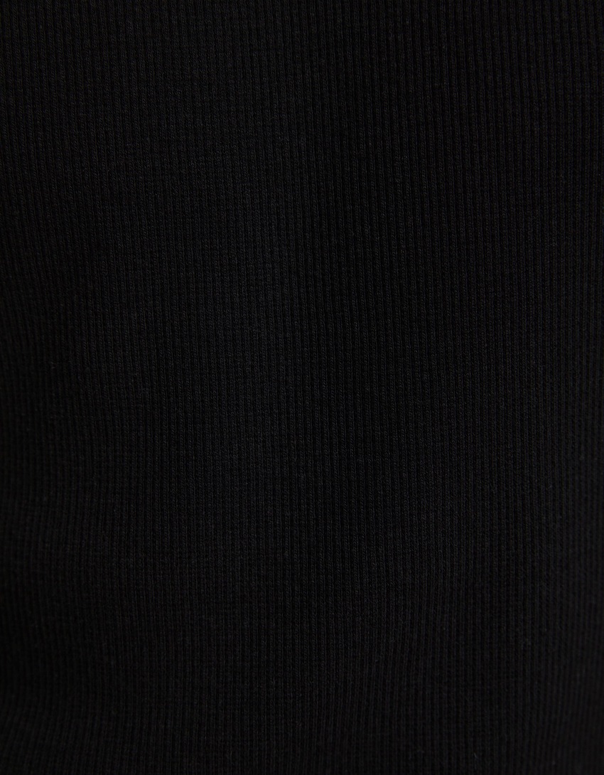 Camiseta canelada com alças finas
