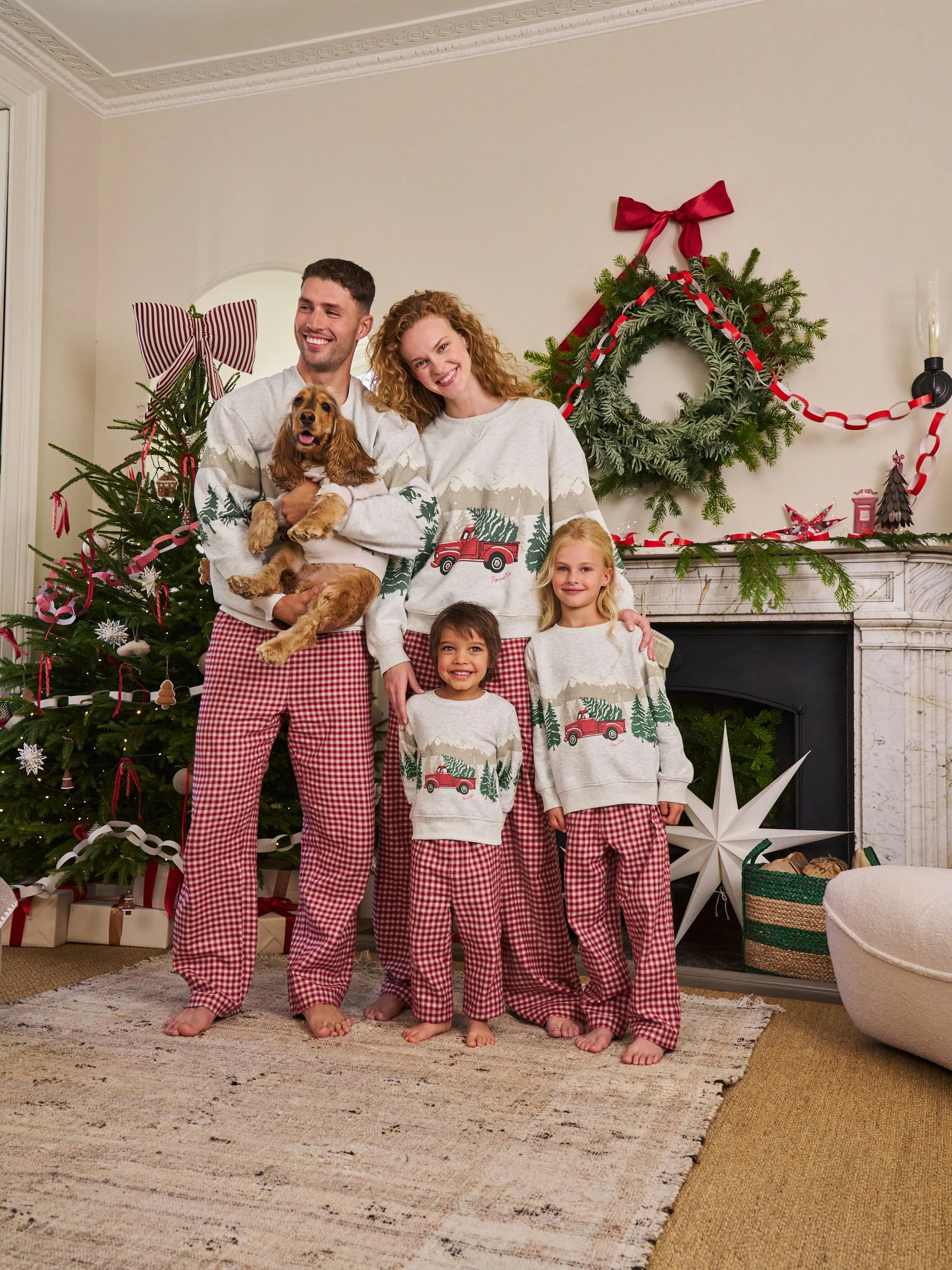 Rood met voertuig - Bijpassende familie kerstmis sweatshirt en flanellen pyjama's