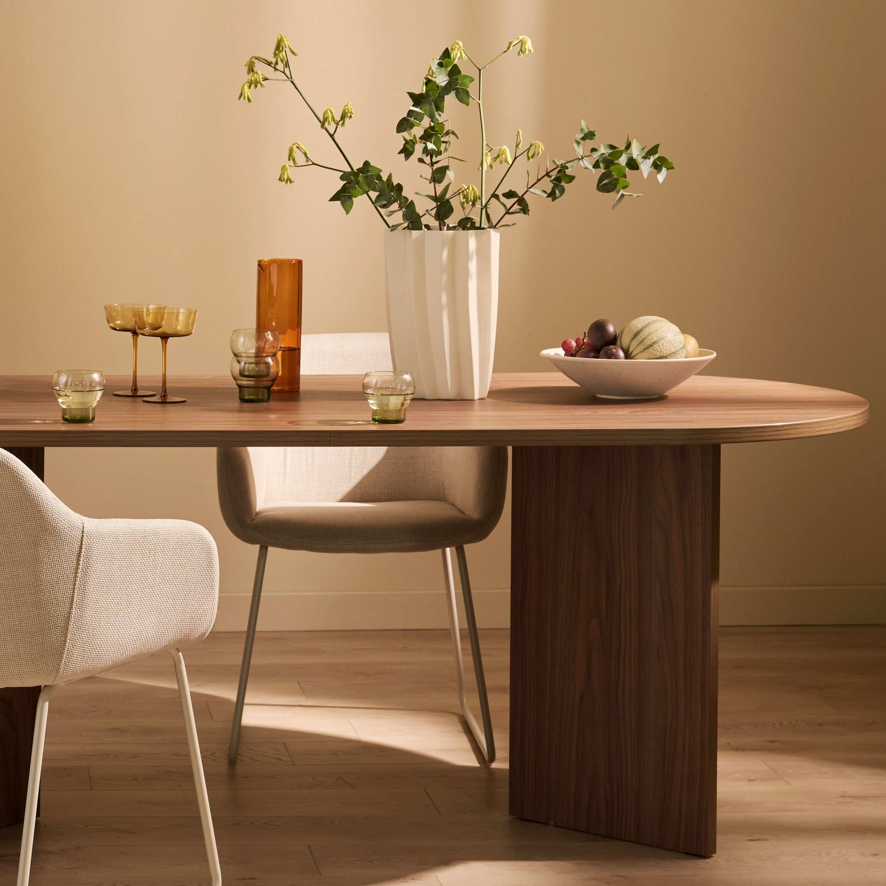 NADUVI Collection Philipa Eettafel - Bruin