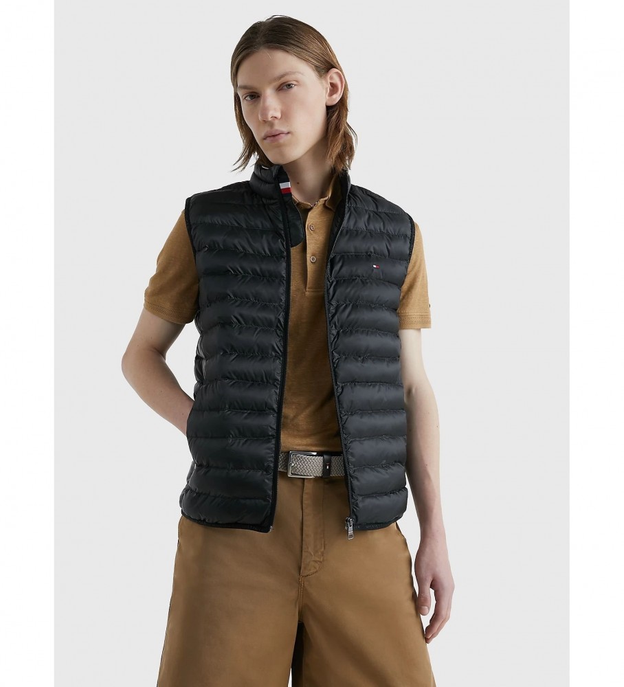 Colete acolchoado Tommy Hilfiger, reciclado e dobrável, preto.