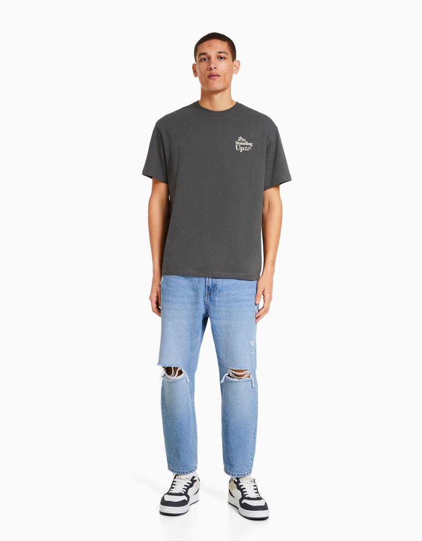 Calça jeans folgada com rasgos