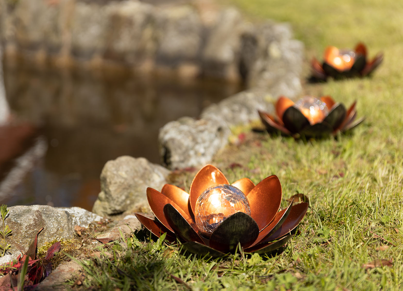 Solar-Lotusblume mit Crackleglaskugel und LED-Beleuchtung Warmweiß