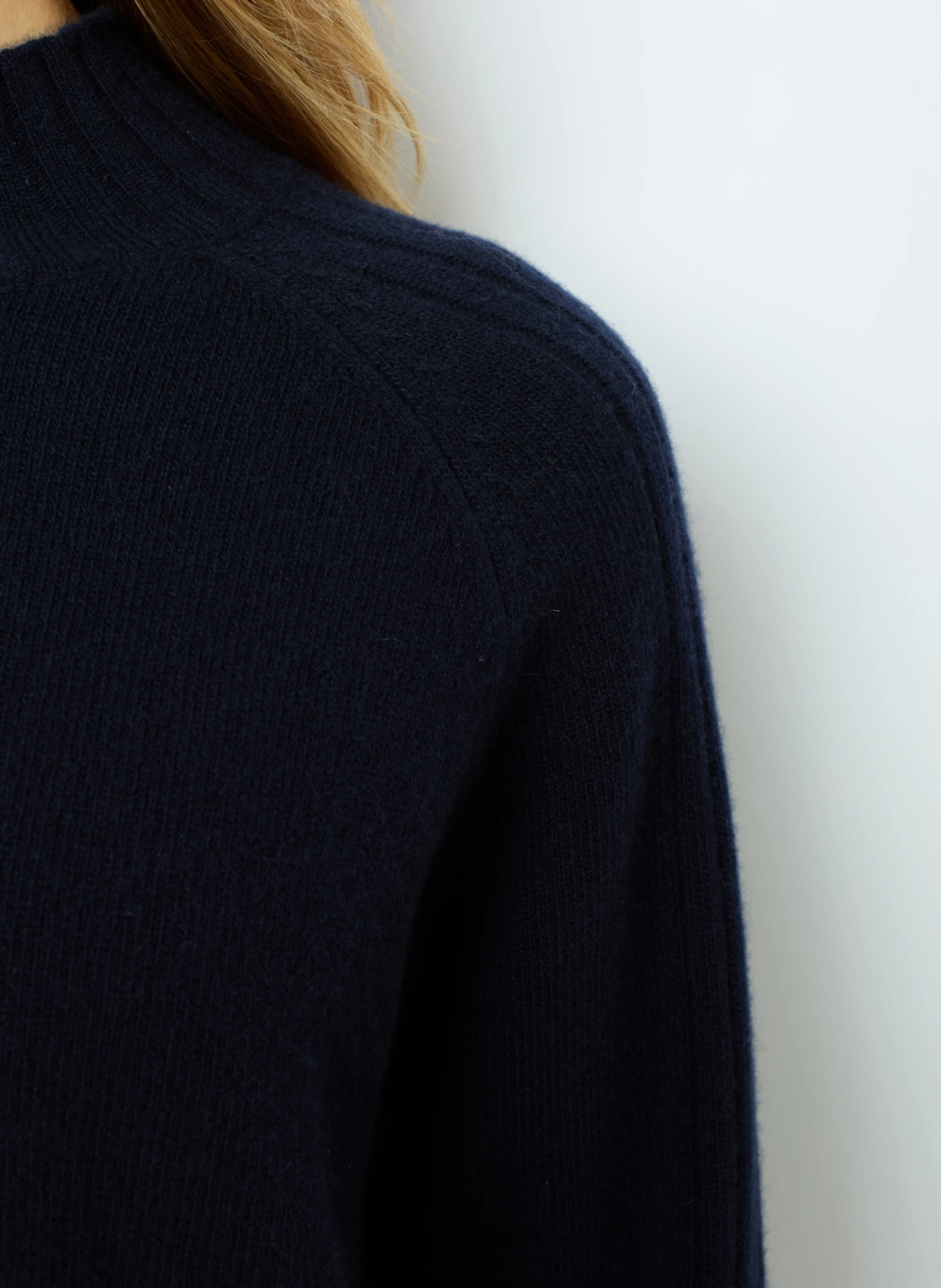 JAINA - Pull col montant en laine et en cachemire mélangés | Bleu