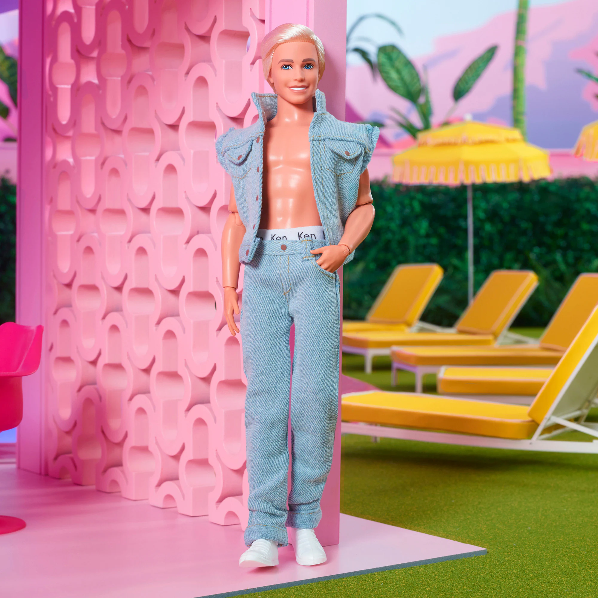 Mattel Spielfigur Barbie The Movie - Ken Puppe zum Film im Jeansoutfit und Original Ken Unterwäsche