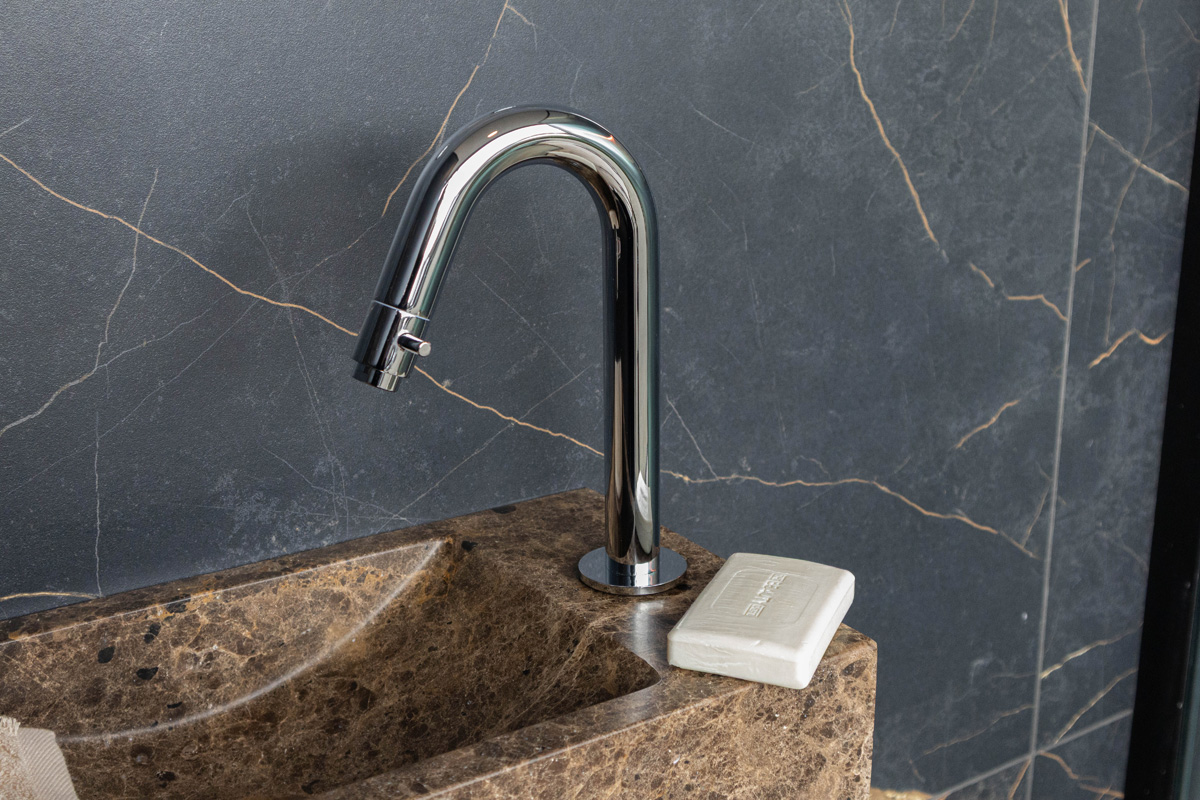 Saniclear Dark Emperador fonteinset met gebogen kraan in chroom