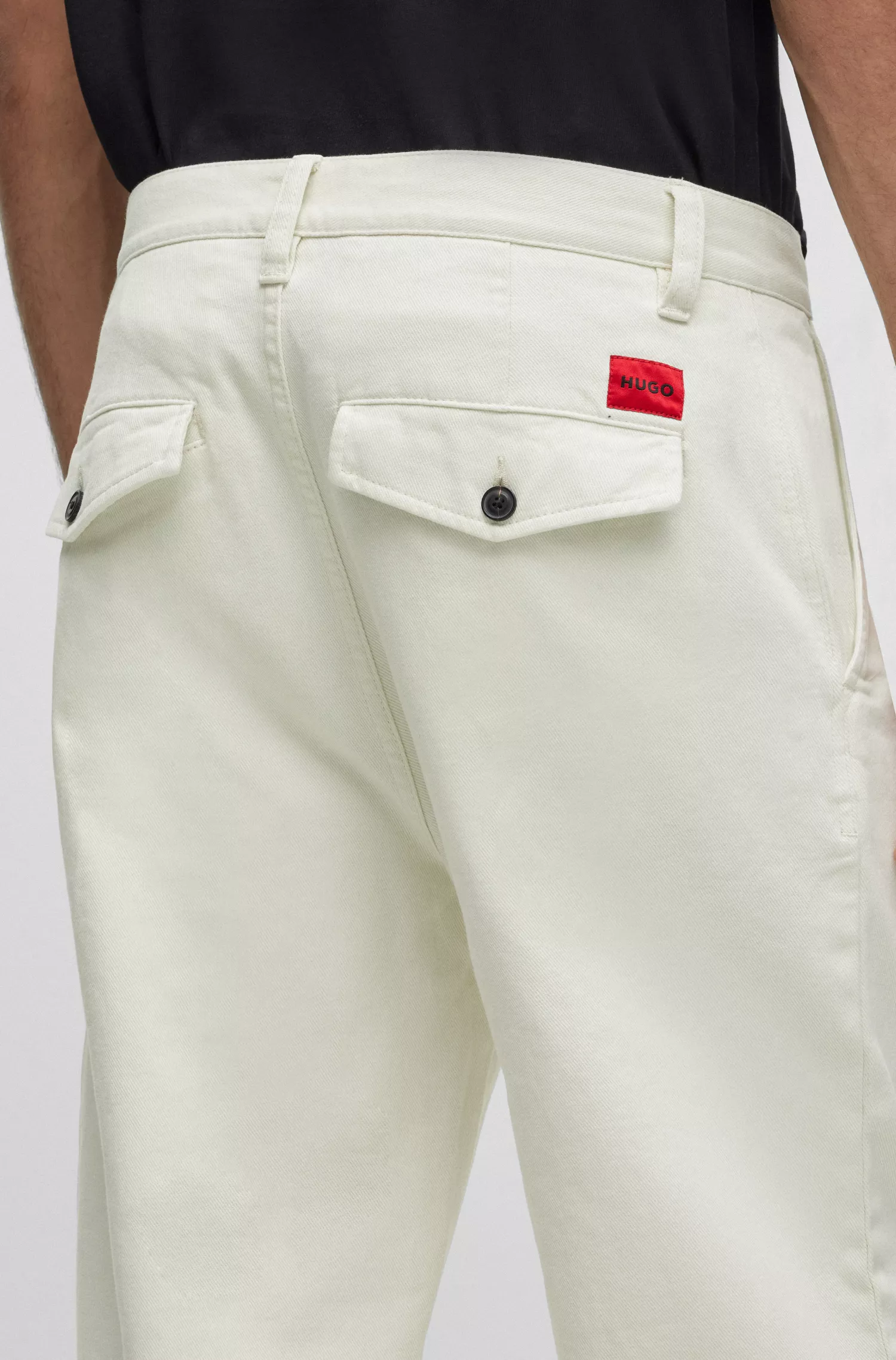 Calça chino HUGO vermelha, corte afunilado, em gabardine de algodão.