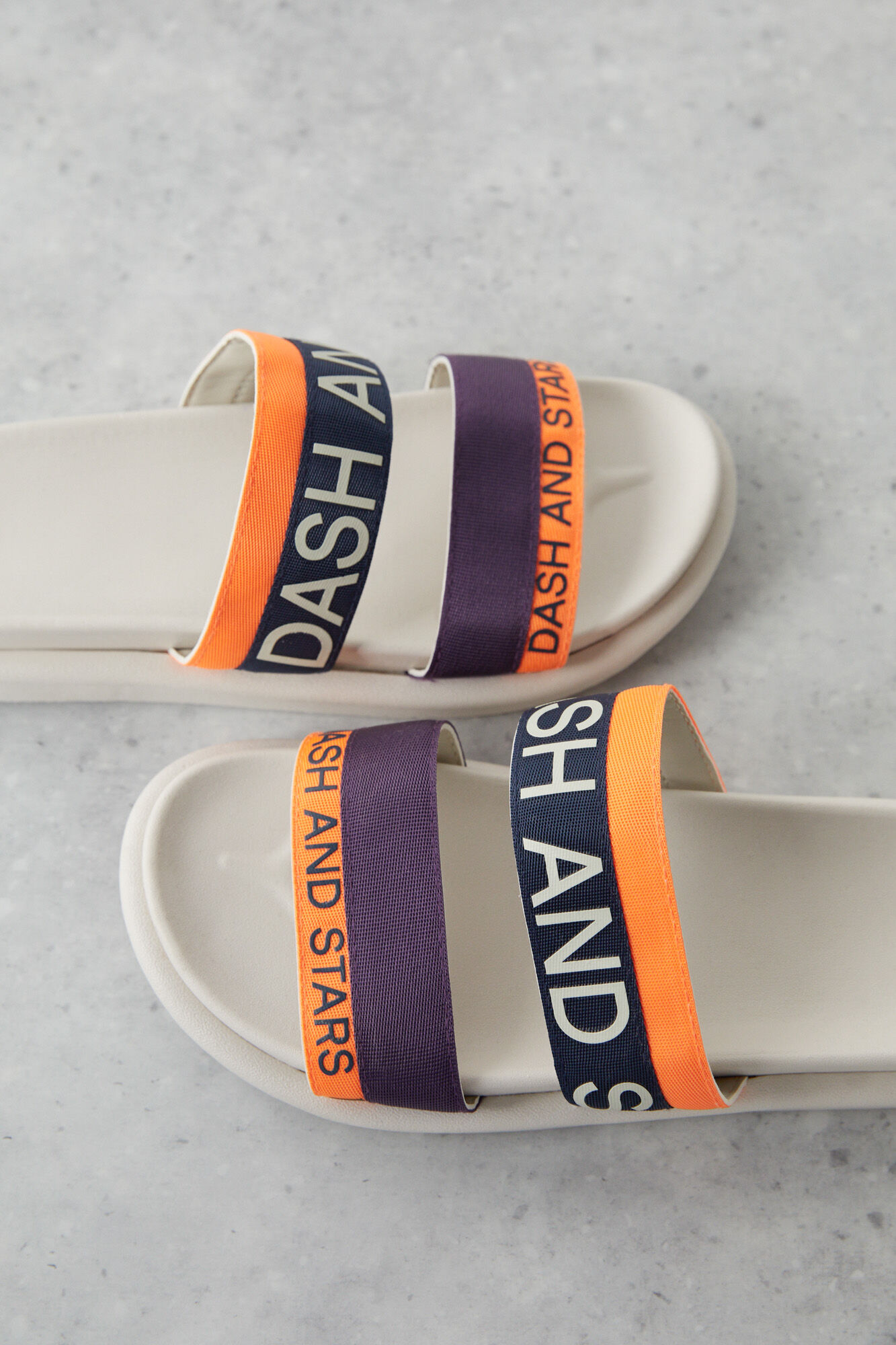 Chanclas tiras logo naranja - branco