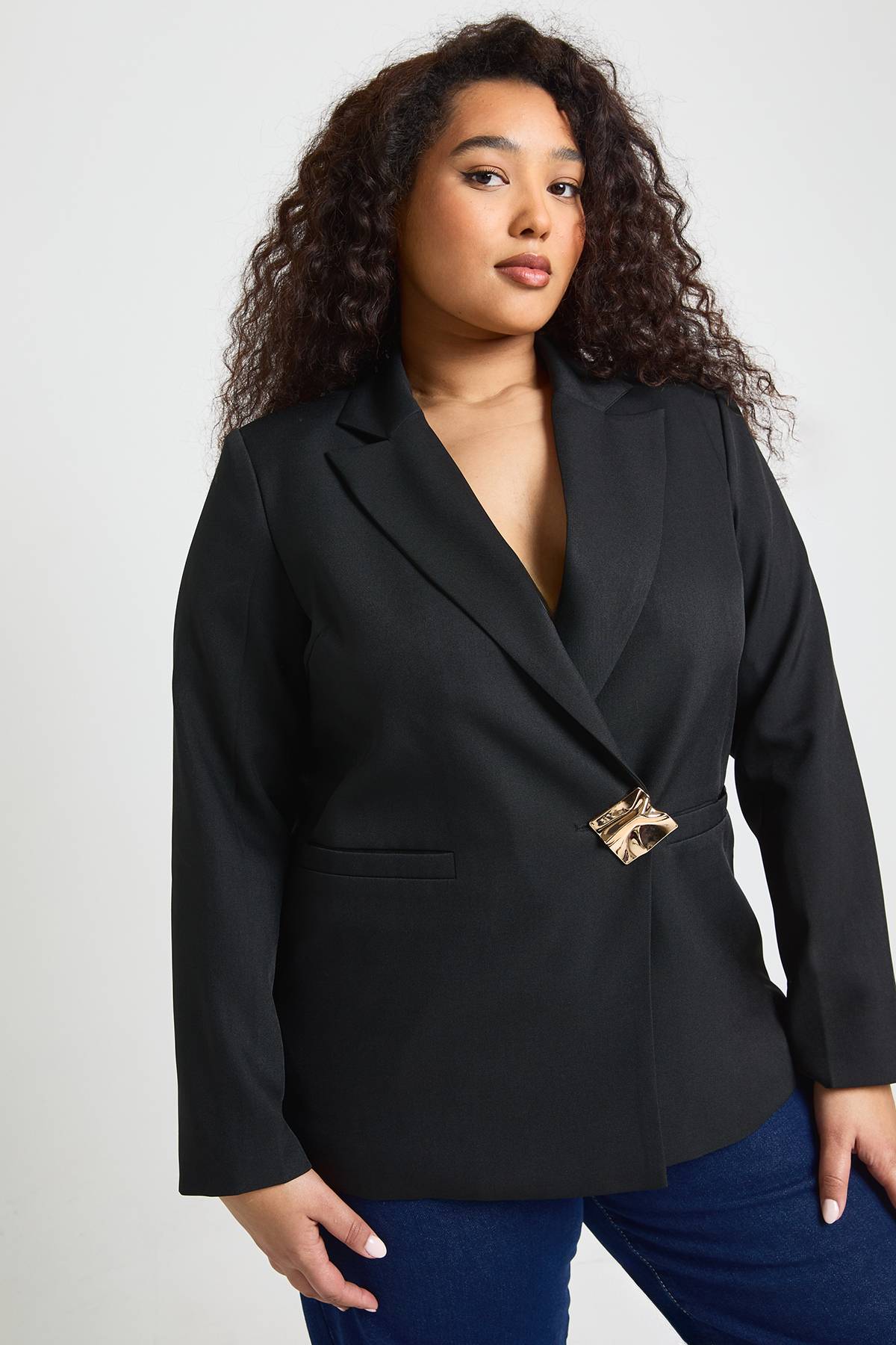 boohoo Blazer Grande Taille À Simple Boutonnage Avec Finitions Dorées