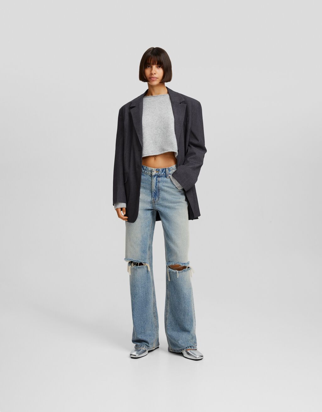 Calça jeans rasgada de perna larga dos anos 90